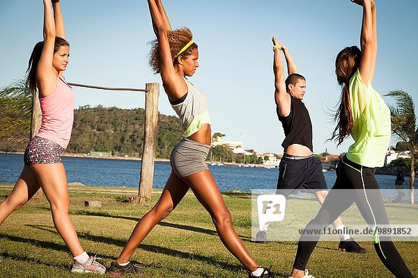 Drei junge Frauen trainieren im Park