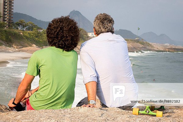 Vater und Sohn  Ipanema Beach  Rio de Janeiro  Brasilien