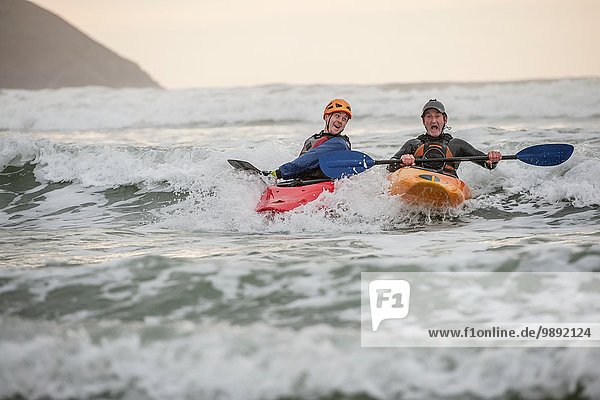 Zwei Männer Seekajakfahren