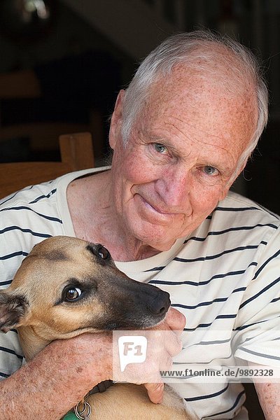 Senior Mann mit Hund