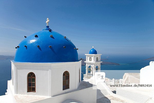 Blick auf weiß gewaschene Kirche mit blauen Kuppeln  Oia  Santorini  Kykladen  Griechenland