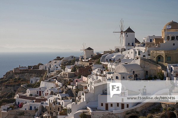 Blick auf weiß gewaschene Bergstadt und Windmühlen  Oia  Santorini  Kykladen  Griechenland