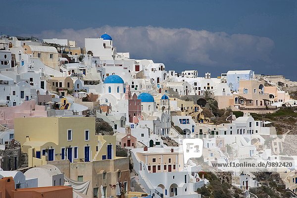 Blick auf die gemalte und weiß gewaschene Bergstadt  Oia  Santorini  Kykladen  Griechenland