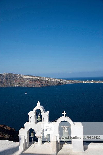 Blick auf Meer und weiß gewaschenen Kirchturm  Oia  Santorini  Kykladen  Griechenland