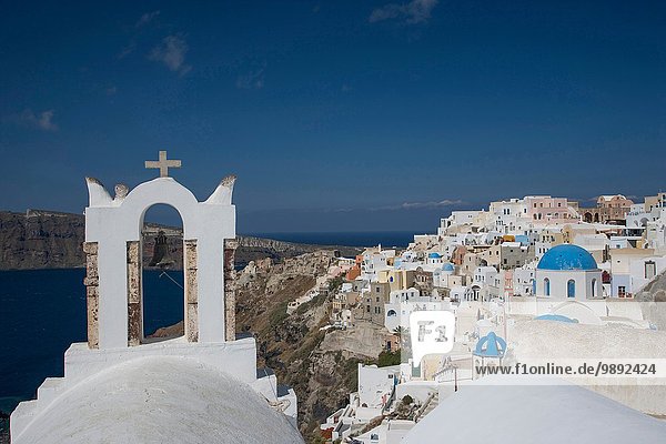 Blick auf weiß gewaschenen Kirchturm und Stadt  Oia  Santorini  Kykladen  Griechenland