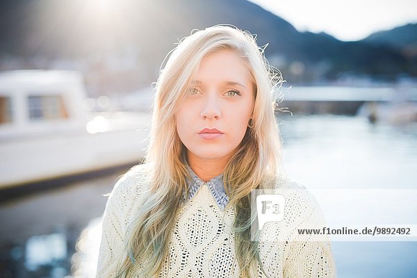 Porträt einer jungen Frau am Seeufer  Comer See  Italien