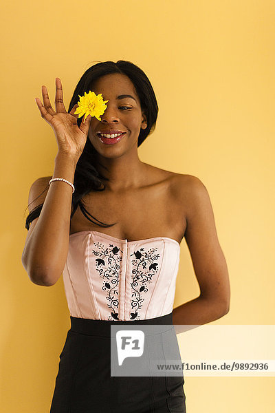 Junge Frau posiert mit Blume