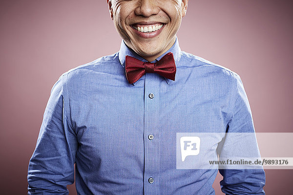 Porträt eines erwachsenen Mannes mit roter Krawatte  lächelnd