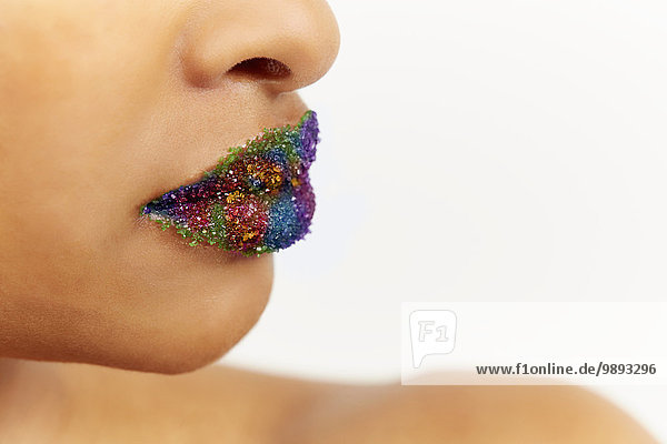 Frau mit Lippen in kreativen Farben