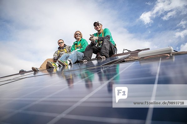 Bauteam macht Pause von der Installation von Solarpaneelen auf einem Haus