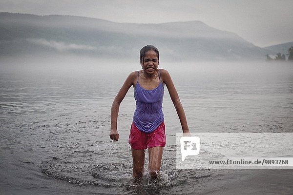 Kaltes Mädchen aus dem Wasser im Sommerurlaub am Lake George  New York  USA