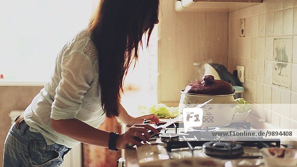 Frau sehen Messer kochen Ofen