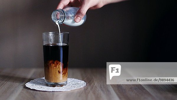 Glas eingießen einschenken Kaffee Sahne