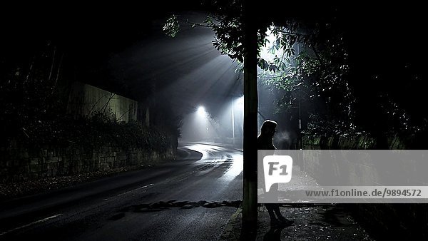 angelehnt Nacht Silhouette Straße Straßenlaterne Laterne Dunst Nebel Mädchen Atem