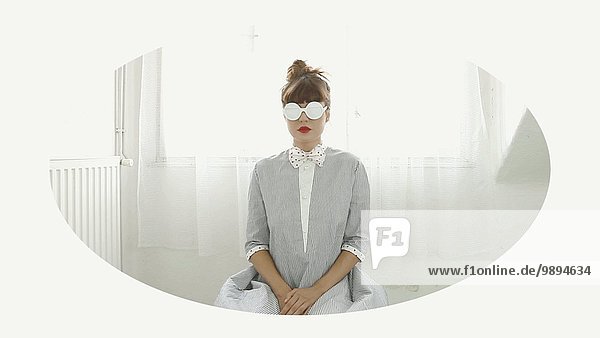 sitzend junge Frau junge Frauen Portrait Lippenstift weiß schlank frontal Bewegung rot Sonnenbrille