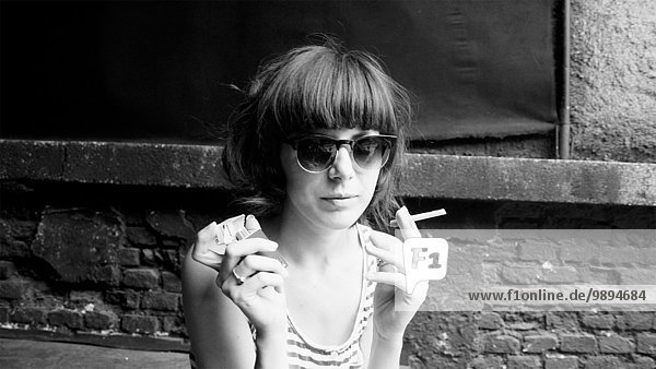 junge Frau junge Frauen kauen Kaugummi Zigarette