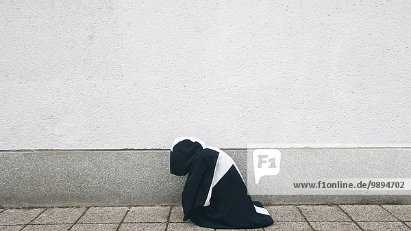 hoch oben Profil Profile stehend junge Frau junge Frauen Mantel Schuh schwarz Kapuzenjacke Reise stolpern