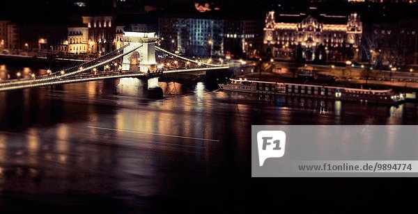 Budapest Hauptstadt beleuchtet Nacht Brücke Fluss Ungarn