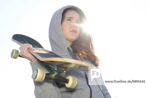 Portrait der träumenden Skateboarderin