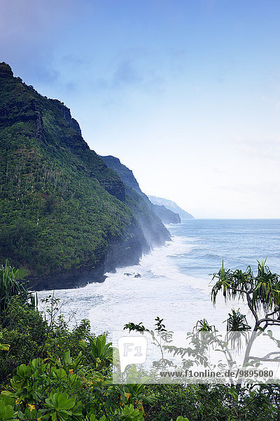 USA Hawaii Hanalei Blick vom Kalalau Trail zur Na Pali Küste Napali Coast State Wilderness Park