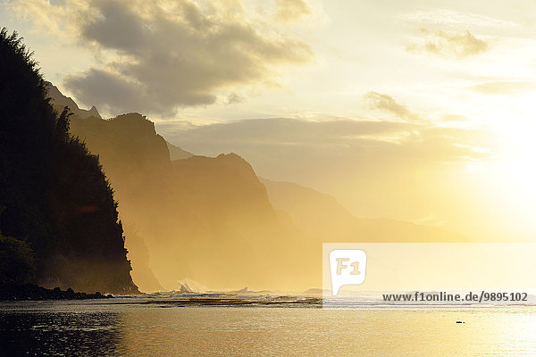 USA  Hawaii  Hanalei  Sonnenuntergang am Kee Beach und Blick auf Na Pali Coast
