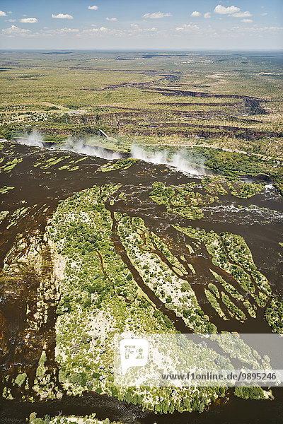 Grenze von Simbabwe und Sambia  Luftaufnahme des Sambesi-Flusses an den Victoriafällen