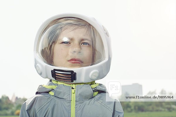 Junge verkleidet als Raumfahrer