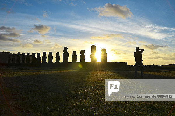 Chile  Osterinsel  Moaisreihe bei Ahu Tongariki bei Sonnenuntergang  Touristenfotografie