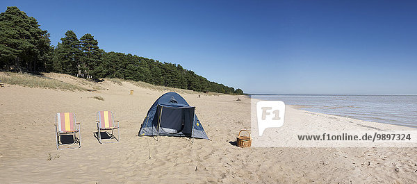 Estland  zwei Klappstühle und ein Zelt am Kauksi-Strand am Peipus-See