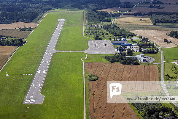Estland  Landebahn eines kleinen Flughafens bei Tartu  Luftbild