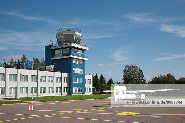 Estland  kleiner Flughafen bei Tartu  Hauptterminal und Flugsicherungsturm mit Flugzeug