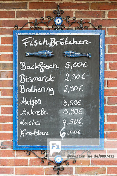 Deutschland  Spiekeroog  Tafel mit Preisen verschiedener Fischsandwiches