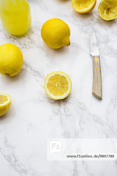 Frisch gepresste Zitrone  Messer und Bio-Zitronen