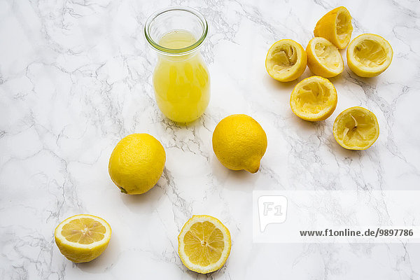 Frisch gepresster Zitronensaft und Bio-Zitronen