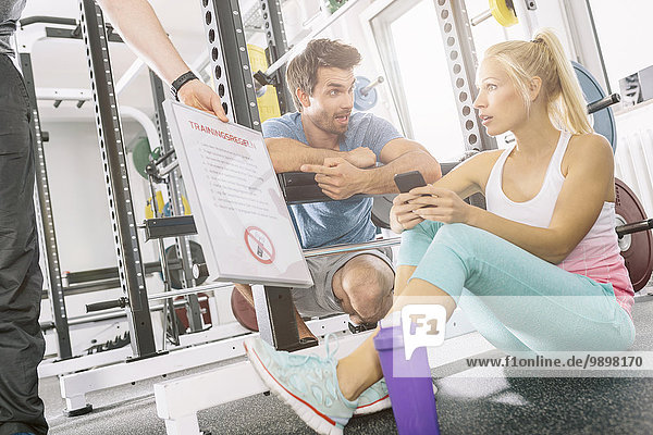 Junges Paar erstaunt über Handyverbot im Fitnessstudio