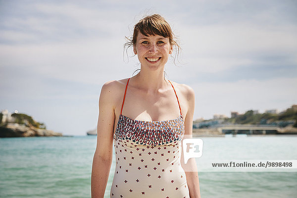 Spanien  Mallorca  Porto Christo  Porträt einer Frau im Badeanzug