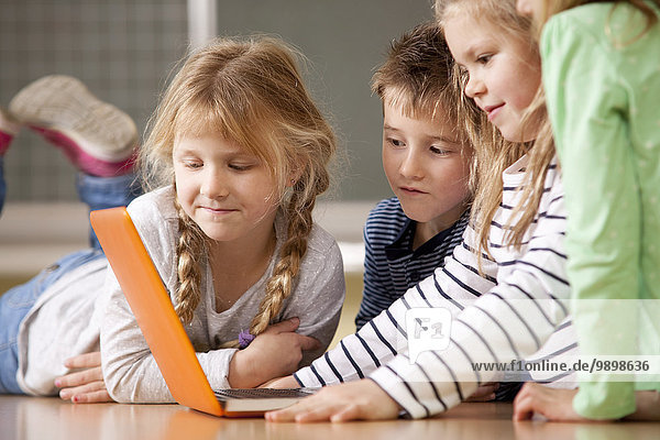 Schüler mit Laptop im Klassenzimmer