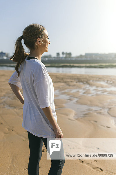Spanien  Gijon  sportliche junge Frau am Strand