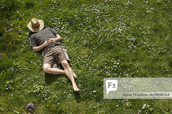 Mann im Gras liegend entspannend