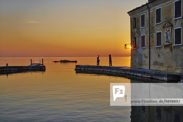 Italien  Punta san Vigilio  Sonnenuntergang über dem Gardasee