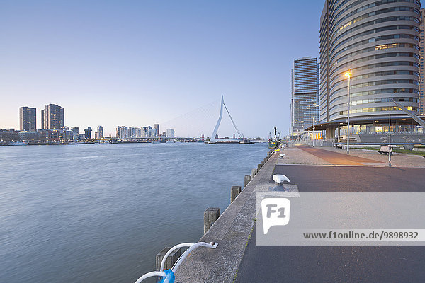 Niederlande  Grafschaft Holland  Rotterdam  World Port Center von Norman Foster vorne auf Wilhelminapier