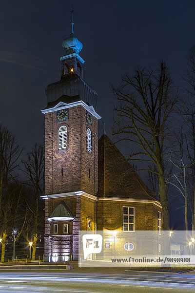 Deutschland  Hamburg  beleuchtete Kirche zur Weihnachtszeit bei Nacht