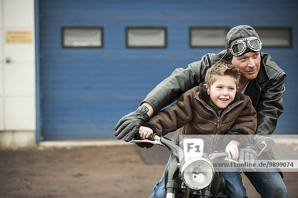Vater und Sohn fahren mit Oldtimer-Moped