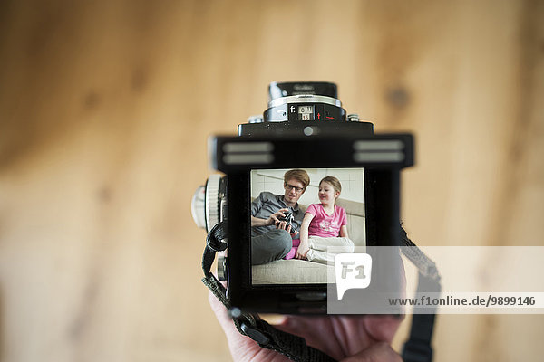 Vater und Tochter im Display einer Kamera