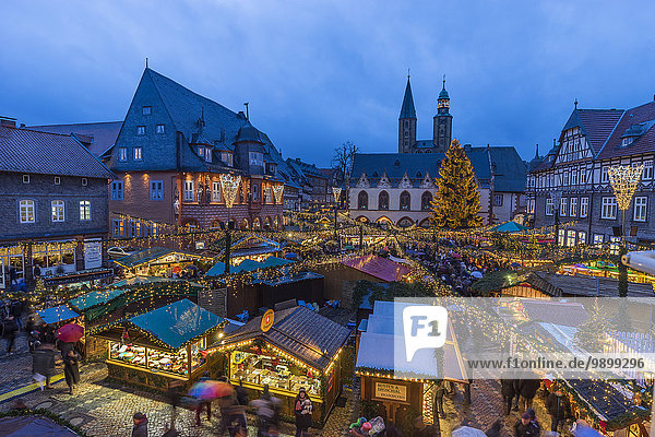 Deutschland  Niedersachsen  Goslar  Weihnachtsmarkt am Abend