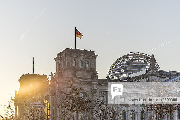 Deutschland  Berlin  Berlin-Tiergarten  Reichstagsgebäude gegen die Sonne am Morgen