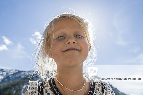 Österreich  Tirol  Plansee  Portrait des lächelnden Mädchens