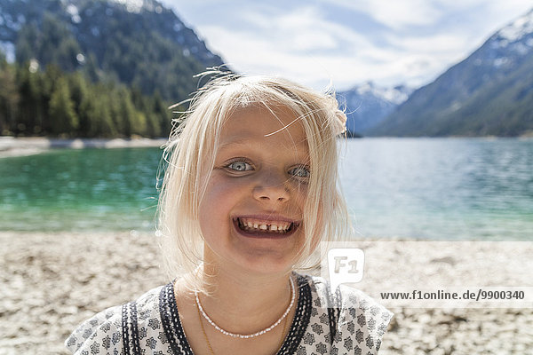 Österreich  Tirol  Plansee  Portrait des glücklichen Mädchens