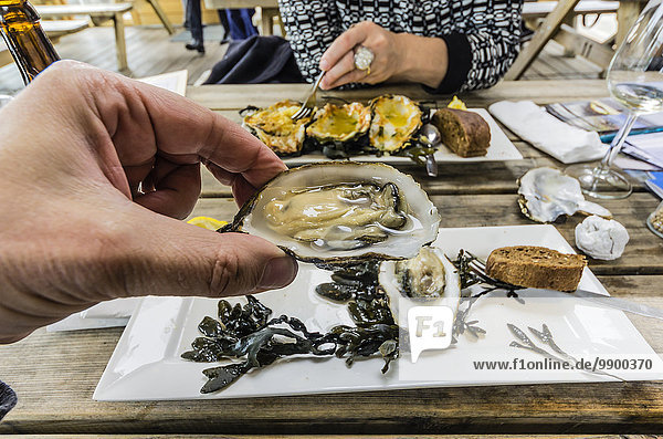 Zeeländische Austern in einem Restaurant essen