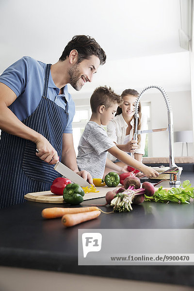 Vater und Kinder kochen in der Küche
